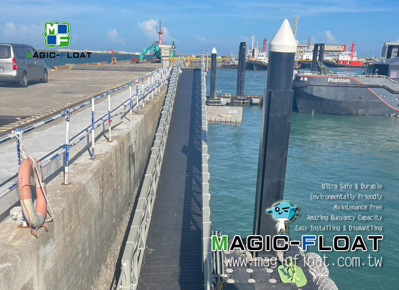 The project uses Magic-Float II black color cubes as the main body of the floating docks, assembling them into a three-layered pontoon structure. There are two floating docks, one 66 meters and the other 70 meters in length. Hardwood floor are laid on top of cubes, with power and water supply facilities positioned between the cubes and the floors. Stainless steel mooring bollards, EVA anti-collision fenders, fire hydrant boxes, and water and electricity supply boxes are installed on the floating platform. The two floating docks are secured with guide pile Roller Systems and fixed piles, and two 25-meter aluminum alloy approach bridges are installed as gangway to connect shore. 20260716