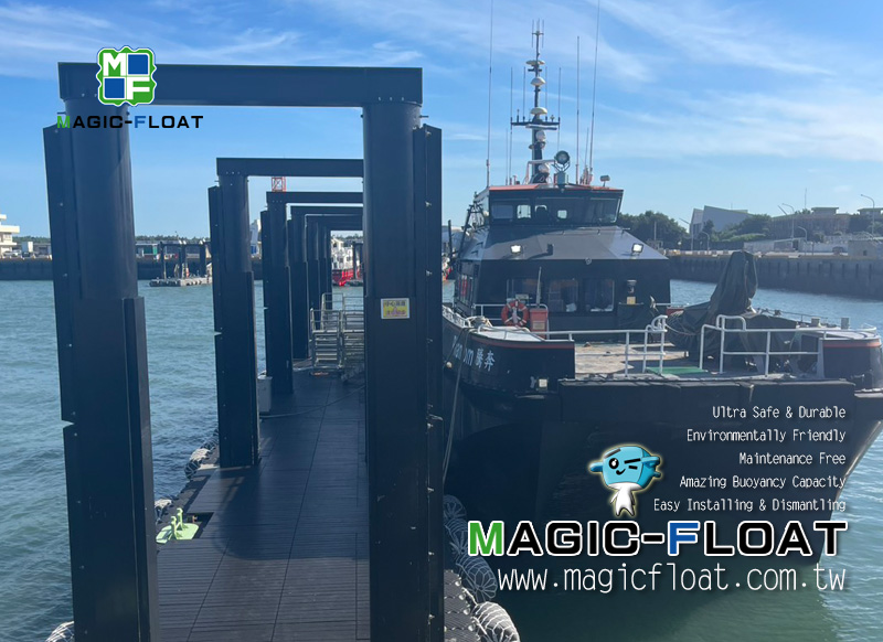 The project uses Magic-Float II black color cubes as the main body of the floating docks, assembling them into a three-layered pontoon structure. There are two floating docks, one 66 meters and the other 70 meters in length. Hardwood floor are laid on top of cubes, with power and water supply facilities positioned between the cubes and the floors. Stainless steel mooring bollards, EVA anti-collision fenders, fire hydrant boxes, and water and electricity supply boxes are installed on the floating platform. The two floating docks are secured with guide pile Roller Systems and fixed piles, and two 25-meter aluminum alloy approach bridges are installed as gangway to connect shore. 20260716
